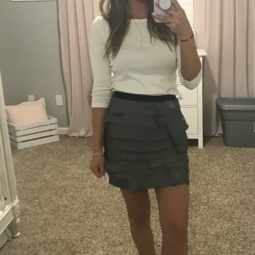Grey mini skirt ! Super cute - Picture 2 of 7